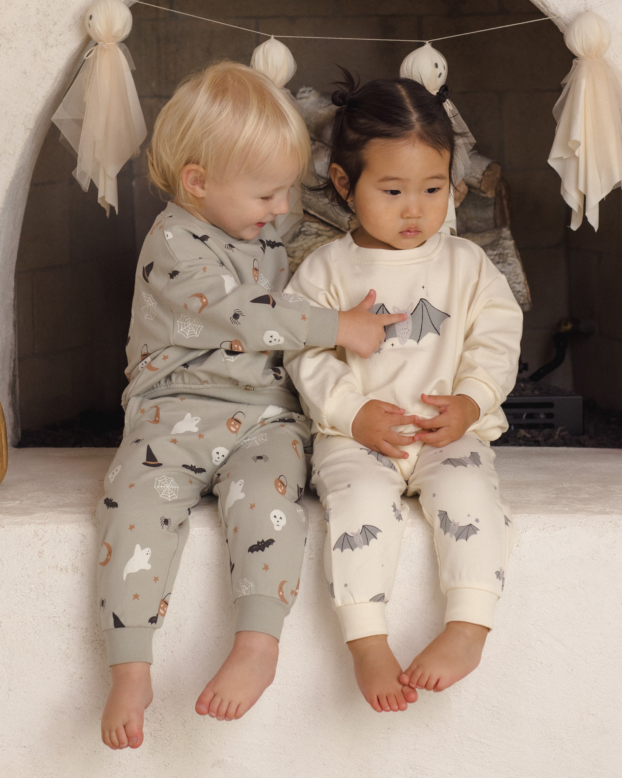 Relaxed Fleece Sweatshirt & Sweatpants Halloween Things - Pewter