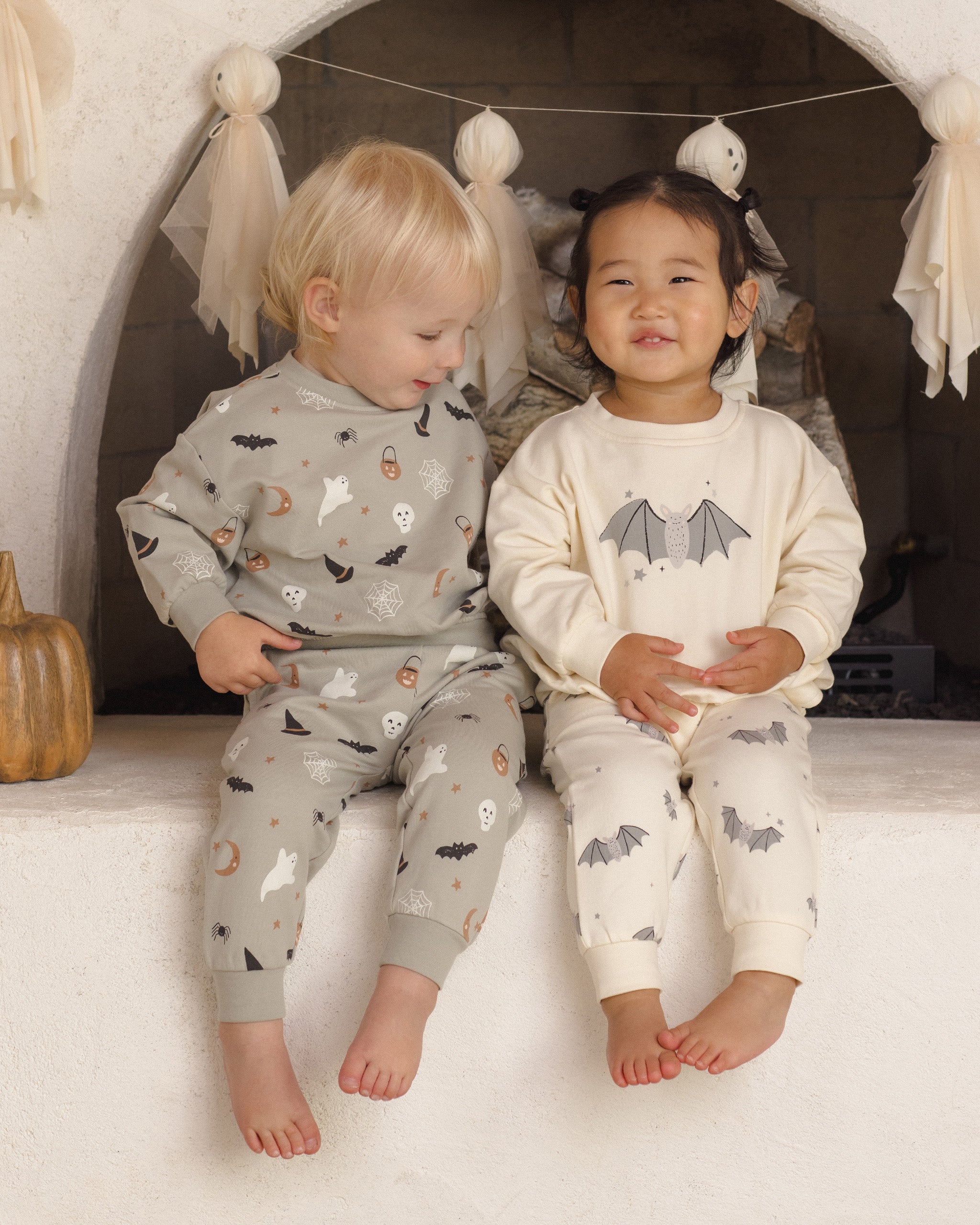 Relaxed Fleece Sweatshirt & Sweatpants Halloween Things - Pewter