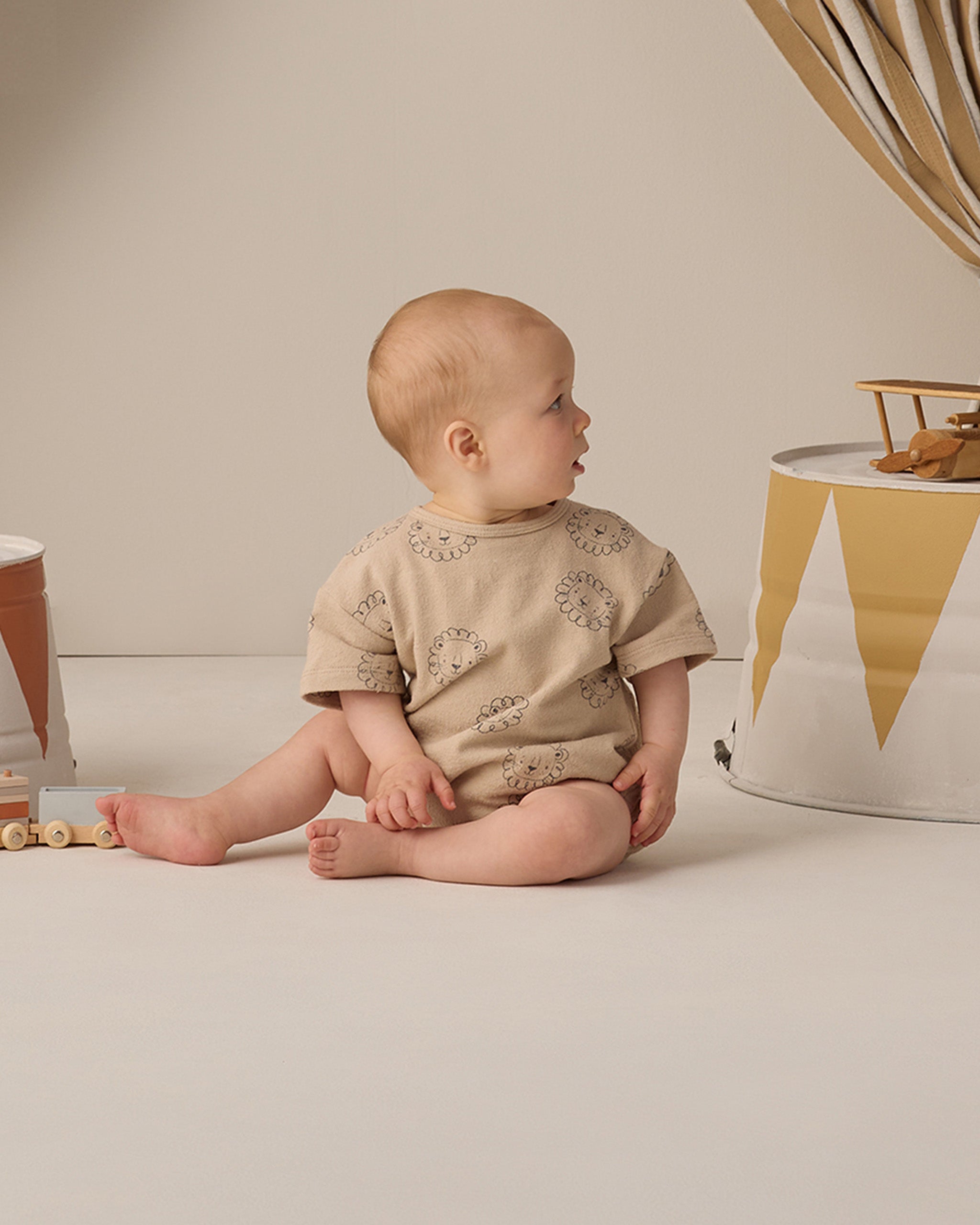 Relaxed Short Sleeve Bubble Romper || Lion