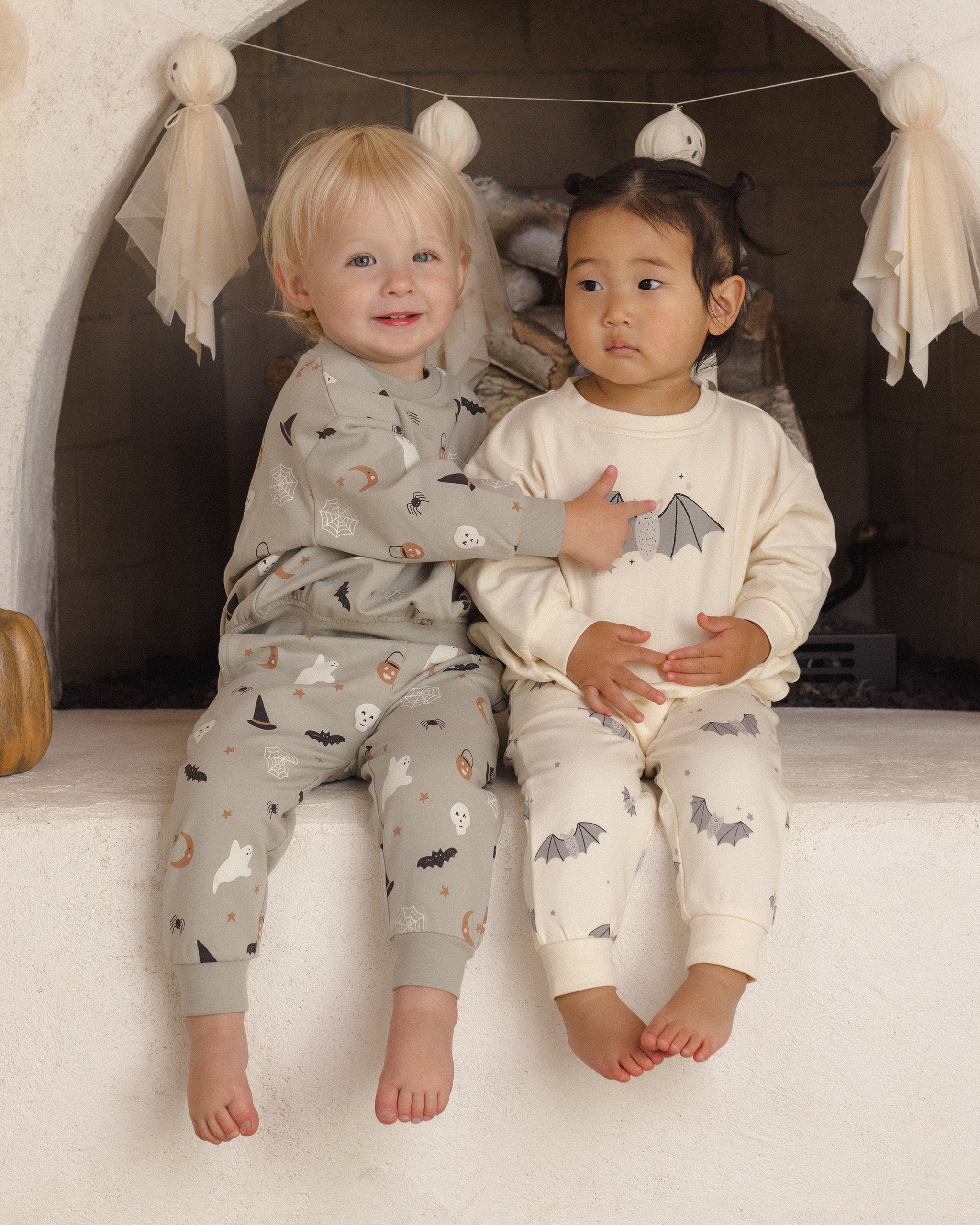 Relaxed Fleece Sweatshirt & Sweatpants Halloween Things - Pewter