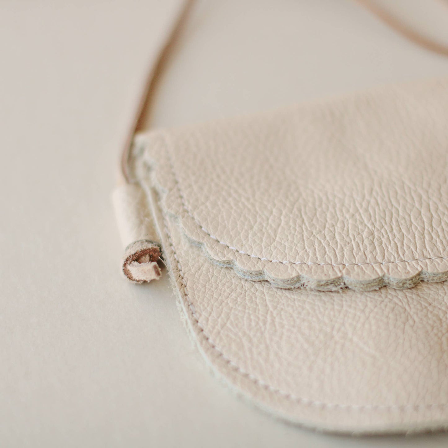 Toddler Scalloped Leather Purse in Cream